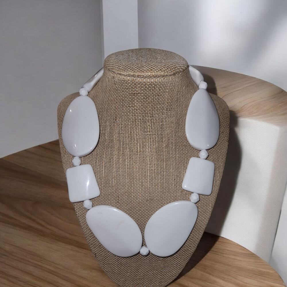 White Acrylic Choaker Necklace